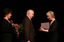 M.Hrachovinová a L.langr předávají Anně Cónové Křišťálovou růži