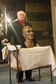 Zahájení na radnici - starosta Ladislav Langr odhaluje znovuobjevenou bustu S.K.Neumanna